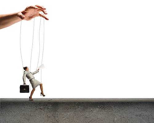 포토 JPG 해외이미지 백인 직업 여자 감정 밧줄 줄 인형 컨셉 서류가방 비즈니스 사업가 통신 스트레스 한명 사람 정장 성인 장난감 힘 게임 업무 비즈니스우먼 당기기 통제 경영자 지휘 마리오네트 꼭두각시 노예 제어 치프 해외202004 해외202105 해외포토 서양인 1 옷 가방 모션 놀이 작업 직장인 리더 파일형식