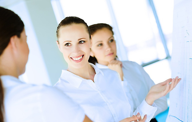 포토 JPG 해외이미지 백인 직업 여자 남자 행복 종이 무기 백그라운드 회사 비즈니스 사업가 통신 성공 미소 사람 성인 세명 금융 사무실 검은색 업무 직장인 비즈니스맨 비즈니스우먼 발표 그룹 계획 토론 강의 종업원 동료 컨설턴트 그림 경영자 화이트보드 경영 세미나 브레인스토밍 해외202004 해외202105 해외포토 서양인 감정 컬러 컨셉 관계 표정 경제 작업 전문직 상담 리더 파일형식