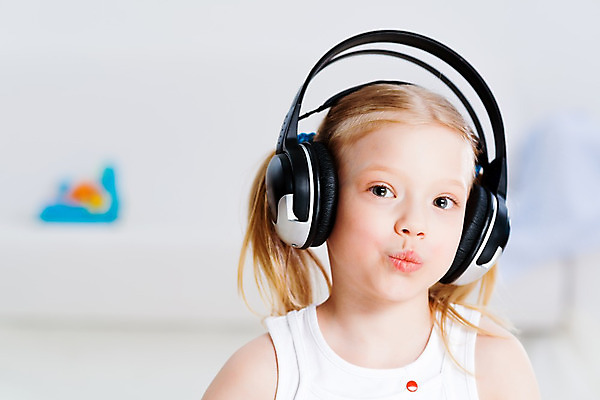 포토 JPG 해외이미지 백인 1 여자 딸 행복 얼굴 어린이 음악 이어폰 포즈 관리 한명 사람 유행 헤드폰 소리 기쁨 표현 작음 큼 자르기 싱글 오디오 스테레오 뮤지컬 베이스 양발 해외202004 해외202105 해외포토 서양인 감정 음향기기 가족 모션 현악기 문화예술 신체부위 전자제품 크기 파일형식