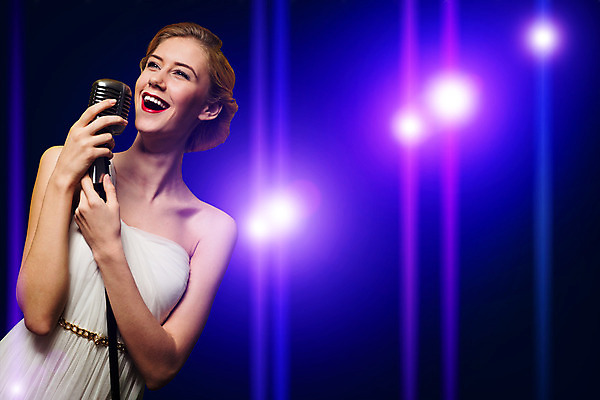 포토 JPG 해외이미지 모델 여자 별 음악 노래 갈색머리 한명 사람 이벤트 파티 유행 어둠 소리 콘서트 공연 연주자 음악가 가수 무대 표현 악단 우아함 시원함 마이크 클럽 디스코 오디오 팝 생존 효과 해외202004 해외202105 해외포토 자연요소 직업 1 헤어스타일 음향기기 컨셉 문화예술 전자제품 춤 파일형식