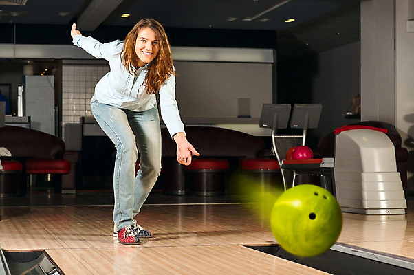 포토 JPG 해외이미지 백인 1 손 여자 행복 길 스포츠 장난 공 놀이 바닥 기술 실내 한명 사람 이벤트 성인 취미 30대 파란색 검은색 경쟁 우정 카페 게임 흰색 청바지 우승 사발 던지기 도박 볼링 야간 조준 팔 해외202004 해외202105 해외포토 자연요소 서양인 감정 컬러 컨셉 바지 모션 내부 신체부위 장년 친구 구기 상점 최고 사기그릇 파일형식