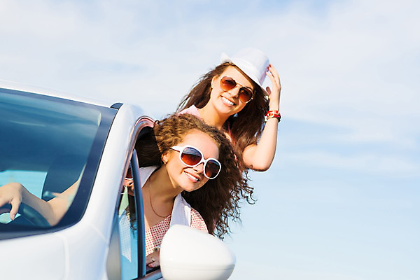 포토 JPG 해외이미지 라이프스타일 손 여자 행복 도로 물결 여행 창문 교통시설 자동차 하늘 휴가 사람 성인 두명 파란색 여행객 운전 자유 운전사 무료 자동 해외202004 해외202105 해외포토 직업 감정 길 육상교통 컬러 교통 컨셉 모션 생활 신체부위 시설 파일형식