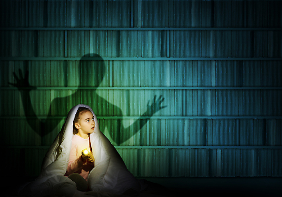 포토 JPG 해외이미지 실루엣 어린이 컨셉 상상 동화 이야기 그림자 한명 검은색 어둠 꿈 할로윈 침대 죽음 손전등 보호 유령 야간 무서움 담요 악마 공포 공상 언니 나쁜 몬스터 악몽 오해 취침시간 호러 가상 오싹 해외202004 해외202105 해외포토 자연요소 1 감정 컬러 가구 가족 조명 촬영기법 사람 자매 파일형식