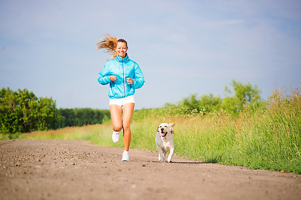 포토 JPG 해외이미지 백인 라이프스타일 여자 행복 스포츠 포즈 백그라운드 신체 자연 놀이 아침 함께함 건강 한명 성인 야외 여름 파란색 친구 반려동물 조깅 운동 힘 봄 산책 에너지 자유 개 래브라도리트리버 연습 역동적 긍정 달리기선수 무료 혼자 해외202004 해외202105 해외포토 주간 서양인 동물 1 계절 감정 컬러 컨셉 포유류 관계 휴식 사람 생활 리트리버 생태계 육상선수 파일형식