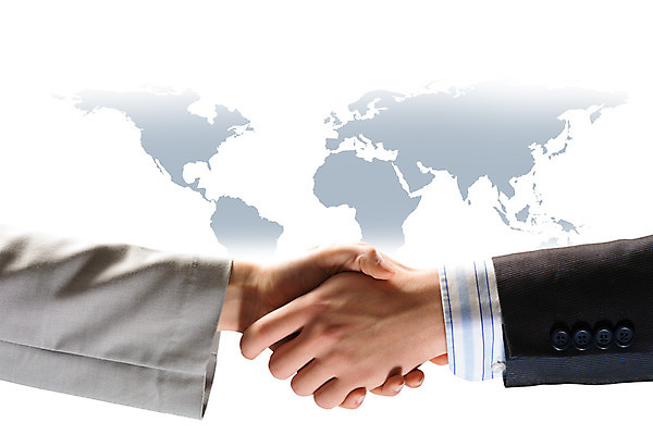 포토 JPG 해외이미지 직업 손 남자 지구 백그라운드 지도 2 비즈니스 사업가 통신 성공 협력 악수 사람 정장 사람없음 금융 파란색 세계 글로벌 사무실 지구본 평화 우정 행성 거래 흰색 축하 인사 업무 비즈니스맨 대표 심볼 계약 상업 떨림 해외202004 해외202105 해외포토 옷 컬러 컨셉 모션 손짓 신체부위 경제 친구 우주 예절 작업 직장인 파일형식