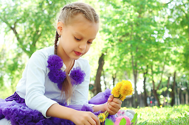 포토 JPG 해외이미지 백인 1 라이프스타일 계절 공원 여자 행복 어린이 잎 자연 놀이 갈색머리 한명 미소 사람 야외 가로 컬러풀 노란색 활발 기쁨 가을 숲 작음 싱글 긍정 내추럴 해외202004 해외202105 해외포토 서양인 식물 헤어스타일 공공시설 감정 컬러 컨셉 표정 생활 크기 생태계 파일형식