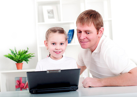 포토 JPG 해외이미지 여자 남자 딸 행복 어린이 2 인터넷 통신 가족 주택 함께함 실내 3 미소 사람 앉기 성인 두명 가로 노트북 컴퓨터 웹 방 관찰 서핑 아빠 이메일 중앙 무선전화기 리빙 해외202004 해외202105 해외포토 감정 컨셉 관계 모션 표정 내부 건물 전자제품 수상스포츠 전화기 파일형식