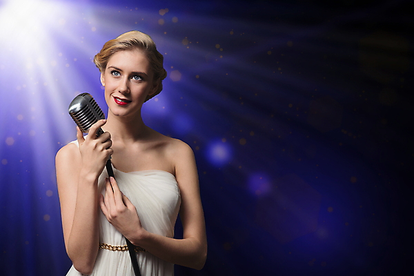 포토 JPG 해외이미지 모델 여자 별 음악 노래 갈색머리 한명 사람 이벤트 파티 유행 어둠 소리 콘서트 공연 연주자 음악가 가수 무대 표현 악단 우아함 시원함 마이크 클럽 디스코 오디오 팝 생존 효과 해외202004 해외202105 해외포토 자연요소 직업 1 헤어스타일 음향기기 컨셉 문화예술 전자제품 춤 파일형식