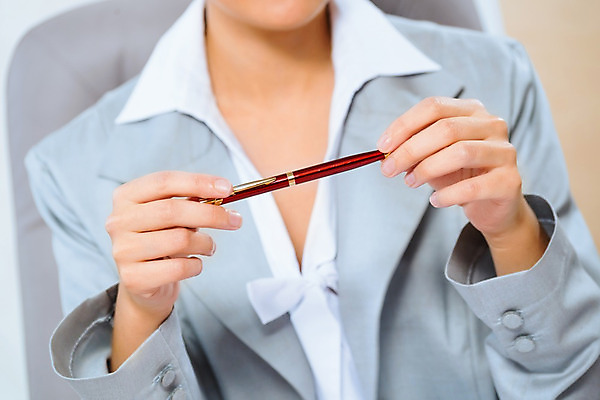 포토 JPG 해외이미지 직업 손 여자 교육 종이 백그라운드 컨셉 비즈니스 텍스트 손가락 탁자 성공 사람 금융 사무실 펜 볼펜 쪽지 공책 기록 잡기 업무 비즈니스우먼 메시지 편지 책상 계약 오브젝트 경영자 서식 문서 결재 비서 팔 서명 변호사 해외202004 해외202105 해외포토 가구 모션 문구용품 신체부위 경제 필기구 작업 직장인 리더 파일형식