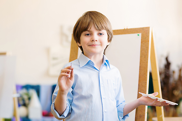 포토 JPG 해외이미지 백인 교육 행복 어린이 교실 학교 가족 수업 실내 창조 미술 한명 소년 취미 내부 학습 강사 교사 페인트 유치원 놀이방 육아 잡기 붓 그리기 그룹 클럽 그림 예술가 페인트붓 화가 개발 돌봄 초보 헬프 해외202004 해외202105 해외포토 서양인 직업 1 남자 감정 관계 모션 문화예술 사람 도움 파일형식