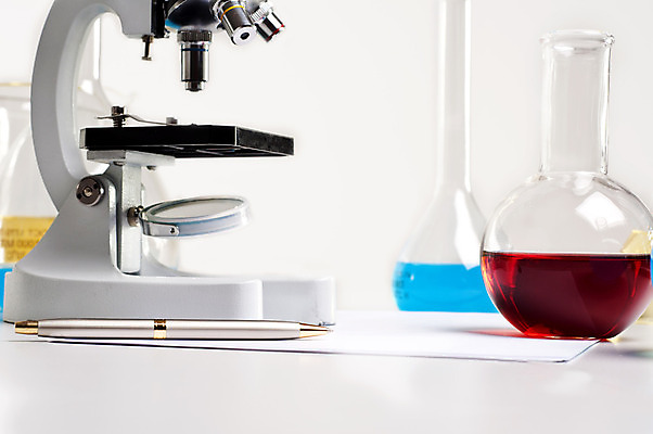 포토 JPG 해외이미지 과학 컨셉 유리 직장 건강 병원 현미경 실험 사람없음 컵 빨간색 파란색 약 라벨 계산기 탐험 액체 혈액 실험실 바이러스 혼합 컨테이너 약국 플라스크 분석 생물학 비커 유리그릇 튜브 조제 발명 신맛 프로젝트 화학물질 화학약품 해외202004 해외202105 해외포토 그릇 식기 교육 산업 컬러 회사 의학 재질 문구용품 프레임 실험기구 장비 화학 맛 만들기 물질 파일형식