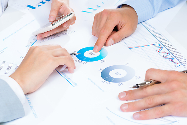 포토 JPG 해외이미지 백인 직업 여자 남자 종이 무기 컨셉 비즈니스 사업가 부분 탁자 성공 그래프 아이디어 직장 관리 사람 사람없음 금융 경제 사무실 펜 흰색 업무 작업 시장 결과 계획 강의 편지 보고서 문서 자원 회계 대출 리뷰 세미나 경제학 해외202004 해외202105 해외포토 서양인 교육 컬러 가구 회사 필기구 파일형식