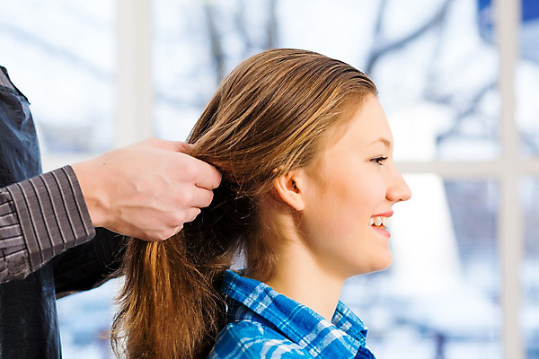 포토 JPG 해외이미지 백인 직업 라이프스타일 헤어스타일 손 여자 남자 행복 비즈니스 손가락 한명 사람 성인 머리 유행 상점 거울 장비 머리빗 미용사 이발 자르기 고객 서비스 이발소 돌봄 스타일리스트 이발사 스타일 해외202004 해외202105 해외포토 서양인 1 감정 모션 생활 신체부위 미용용품 뷰티샵 파일형식