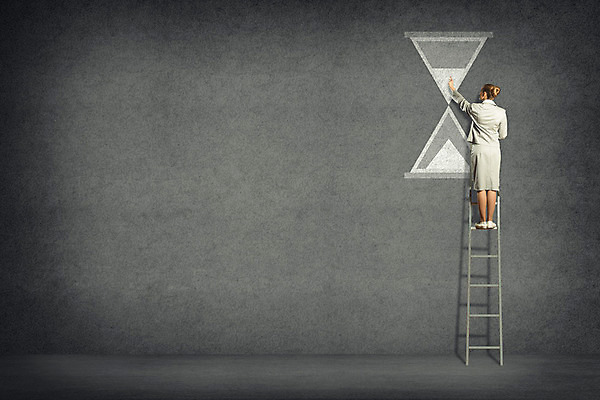 포토 JPG 해외이미지 백인 직업 여자 선 모래 벽 시계 컨셉 비즈니스 사다리 성공 열쇠 설계 아이디어 창조 한명 사람 도전 기록 업무 비즈니스맨 계획 위험 대표 심볼 그림 보여주기 해결 발견 골 혼란 해외202004 해외202105 해외포토 서양인 1 남자 모션 도구 작업 직장인 파일형식