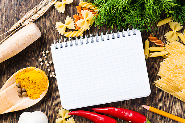 포토 JPG 해외이미지 전통 라이프스타일 문화 음식 채소 고추 탁자 파프리카 파스타 마늘 스파게티 요리 사람없음 빨간색 초록색 갈색 노란색 숟가락 쪽지 이탈리아 조미료 허브 향신료 메뉴 아로마 레시피 후추 옛날 강황 페스토 해외202004 해외202105 해외포토 식물 유럽 컬러 가구 식재료 서양음식 수저 생활 소스_음식 향미료 파일형식