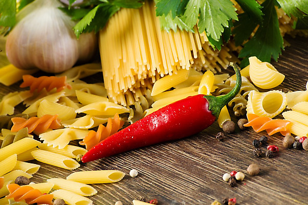 포토 JPG 해외이미지 접시 음식 채소 고추 탁자 파스타 마늘 스파게티 요리 사람없음 빨간색 초록색 갈색 식당 검은색 이탈리아 샐러드 회색 소시지 먹기 허브 향신료 후추 볼로냐 펜네 해외202004 해외202105 해외포토 식물 식기 유럽 컬러 가구 모션 서양음식 상점 가공식품 향미료 파일형식