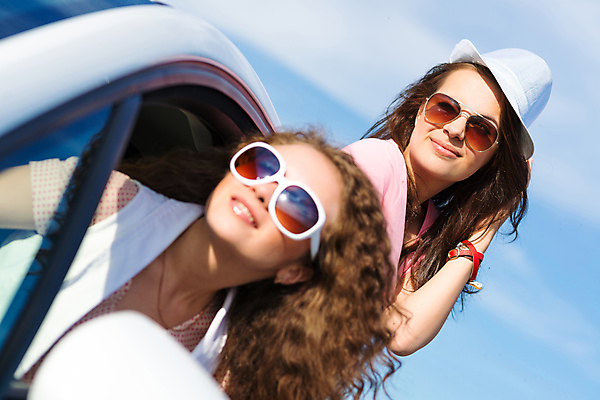 포토 JPG 해외이미지 라이프스타일 손 여자 행복 도로 물결 여행 창문 교통시설 자동차 하늘 휴가 사람 성인 두명 파란색 여행객 운전 자유 운전사 무료 자동 해외202004 해외202105 해외포토 직업 감정 길 육상교통 컬러 교통 컨셉 모션 생활 신체부위 시설 파일형식