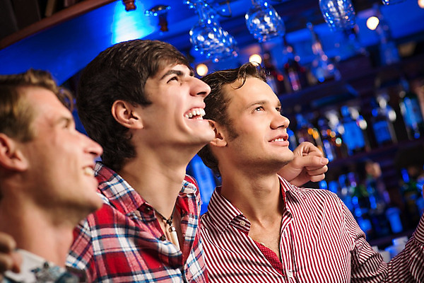 포토 JPG 해외이미지 백인 라이프스타일 응시 남자 행복 스포츠 응원 휴가 실내 3 사람 경기 성인 세명 친구 파티 식당 축구 외침 우정 마시기 게임 표현 알코올 관찰 바 그룹 클럽 건배 긍정 쇼 소셜 필승 유흥 해외202004 해외202105 해외포토 서양인 시선 감정 컨셉 관계 모션 놀이 이벤트 내부 생활 구기 상점 소리 우승 파일형식