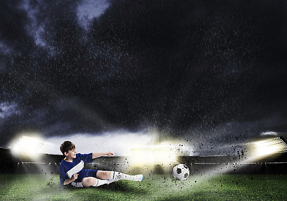 포토 JPG 해외이미지 라이프스타일 남자 어린이 스포츠 포즈 신발 밭 공 놀이 부츠 한명 사람 경기 소년 잔디 취미 야외 초록색 운동 축구 경쟁 경기장 게임 골 양발 운동가 플레이어 해외202004 해외202105 해외포토 식물 1 컬러 컨셉 농업 스포츠시설 건강 생활 구기 파일형식