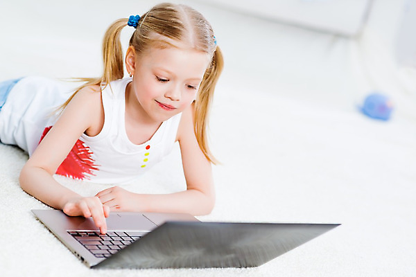 포토 JPG 해외이미지 백인 학생 라이프스타일 드레스 여자 교육 딸 행복 얼굴 어린이 컨셉 인터넷 비즈니스 교실 학교 놀이 주택 한명 미소 사람 앉기 노트북 컴퓨터 금발 검은색 기쁨 게임 키보드 연결 무선전화기 거짓말 초보 해외202004 해외202105 해외포토 서양인 1 헤어스타일 옷 감정 컬러 가족 모션 표정 건물 생활 신체부위 전자제품 전화기 파일형식