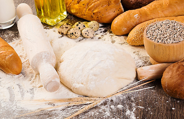 포토 JPG 해외이미지 빵 실내 사람없음 올리브오일 밀 반죽 밀가루 제빵 메추리알 반죽밀대 나무배경 해외202004 해외202105 해외포토 음식 백그라운드 곡류 내부 제과제빵 알 기름_음식 가루 밀대 파일형식