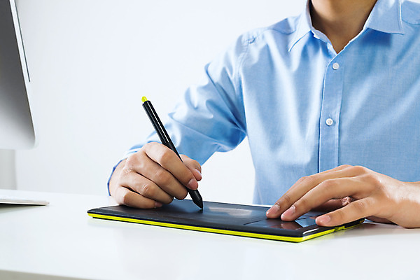 포토 JPG 해외이미지 직업 디자인 남자 비즈니스 탁자 새로움 실내 창조 한명 사람 앉기 성인 그래픽 컴퓨터 사무실 알약 연필 펜 디지털 공구 업무 작업 닫기 디자이너 책상 그림 예술가 진짜 해외202004 해외202105 해외포토 1 가구 컨셉 모션 학용품 내부 전자제품 필기구 약 도구 파일형식