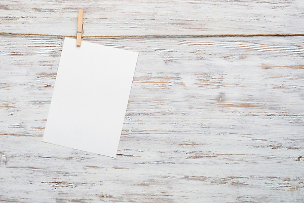 포토 JPG 해외이미지 무료이미지 종이 줄 사람없음 나무벽 나무집게 물건집기 편집소스 해외202004 해외202105 해외포토 벽 집게 목재 파일형식