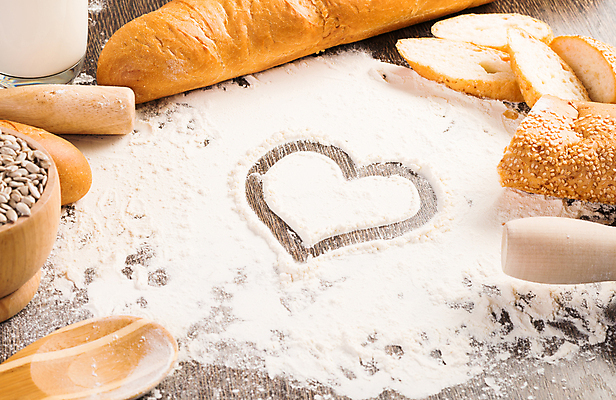 포토 JPG 해외이미지 빵 실내 사람없음 하트 바게트 밀가루 제빵 나무숟가락 나무배경 해외202004 해외202105 해외포토 모양 음식 백그라운드 내부 제과제빵 숟가락 가루 파일형식