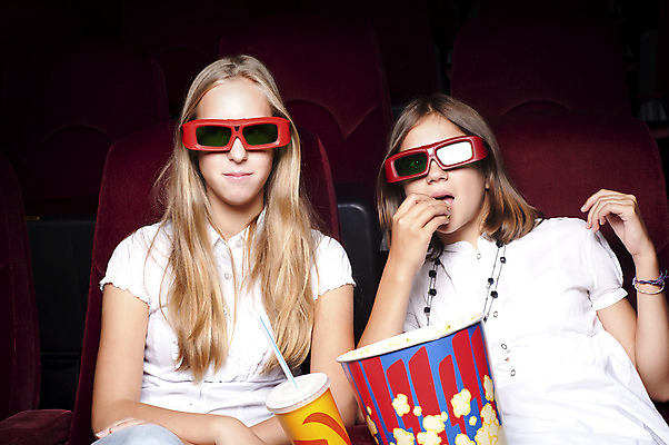 포토 JPG 해외이미지 응시 여자 안경 얼굴 어린이 2 의자 새로움 3 사람 두명 컵 3D 검은색 텔레비전 어둠 놀람 관찰 유머 영화관 극장 필름 영화 고민 공포 쇼 팝콘 충격 특별함 효과 해외202004 해외202105 해외포토 식기 시선 잡화 감정 컬러 가구 컨셉 모션 문화예술 표정 신체부위 전자제품 디지털합성 파일형식