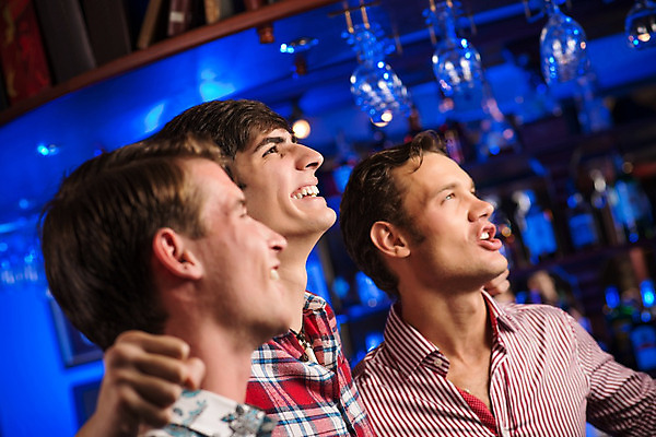 포토 JPG 해외이미지 백인 라이프스타일 응시 남자 행복 스포츠 응원 휴가 실내 3 사람 경기 성인 세명 친구 파티 식당 축구 외침 우정 마시기 게임 표현 알코올 관찰 바 그룹 클럽 건배 긍정 쇼 소셜 필승 유흥 해외202004 해외202105 해외포토 서양인 시선 감정 컨셉 관계 모션 놀이 이벤트 내부 생활 구기 상점 소리 우승 파일형식