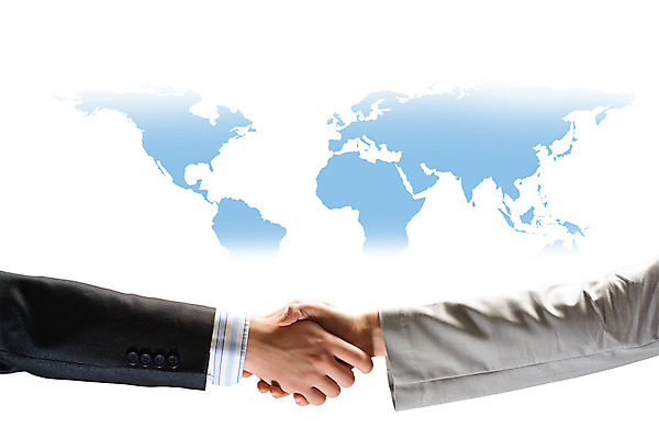 포토 JPG 해외이미지 직업 손 남자 지구 백그라운드 지도 2 비즈니스 사업가 통신 성공 협력 악수 사람 정장 사람없음 금융 파란색 세계 글로벌 사무실 지구본 평화 우정 행성 거래 흰색 축하 인사 업무 비즈니스맨 대표 심볼 계약 상업 떨림 해외202004 해외202105 해외포토 옷 컬러 컨셉 모션 손짓 신체부위 경제 친구 우주 예절 작업 직장인 파일형식