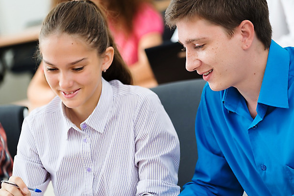 포토 JPG 해외이미지 백인 학생 응시 여자 교육 남자 행복 티셔츠 교실 청소년 수업 실내 사람 앉기 소년 성인 두명 파란색 학습 칠판 강의 스마트 책상 혼자 해외202004 해외202105 해외포토 서양인 시선 감정 어린이 컬러 가구 컨셉 셔츠 학교 모션 내부 파일형식
