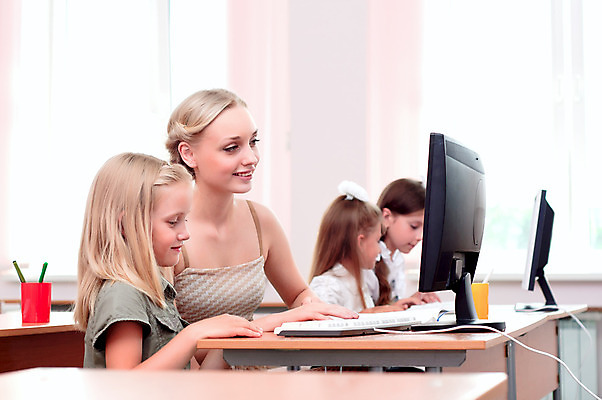 포토 JPG 해외이미지 백인 1 학생 손 외관 응시 옷 여자 교육 행복 얼굴 어린이 백그라운드 운동화 교실 새로움 사람 여러명 성인 책 검은색 교사 칠판 신선 수학 닫기 질문 답변 대답 주목 해외202004 해외202105 해외포토 서양인 직업 시선 감정 컬러 다수 신발 컨셉 교과목 학교 모션 신체부위 파일형식