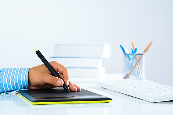 포토 JPG 해외이미지 직업 손 디자인 일러스트 건축양식 손가락 탁자 기술 창조 미술 사람 사람없음 그래픽 컴퓨터 터치패드 사무실 알약 연필 펜 디지털 검은색 페인트 장비 회색 과학기술 기구 공구 업무 작업 그리기 막대기 디자이너 스케치 그림 예술가 패드 입력 해외202004 해외202105 해외포토 건축 컬러 가구 비즈니스 모션 문화예술 학용품 신체부위 전자제품 필기구 약 도구 파일형식