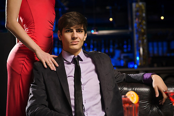 포토 JPG 해외이미지 백인 라이프스타일 커플 응시 남자 행복 얼굴 넥타이 휴가 휴식 기념 실내 사랑 한명 사람 정장 성인 파티 유행 식당 바 화려 고급 우아함 야간 클럽 디스코 유흥 해외202004 해외202105 해외포토 자연요소 서양인 1 시선 잡화 옷 감정 음악 컨셉 관계 이벤트 내부 생활 신체부위 상점 춤 파일형식