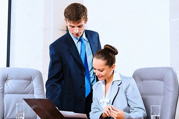 포토 JPG 해외이미지 백인 직업 여자 남자 행복 비즈니스 사업가 통신 성공 회의 협력 실내 설명 미소 사람 앉기 20대 성인 두명 노트북 사무실 비즈니스맨 비즈니스우먼 그룹 토론 종업원 책상 동료 회의실 직원 컨설턴트 경영자 경영 해외202004 해외202105 해외포토 서양인 감정 가구 컨셉 관계 모션 표정 청년 내부 전자제품 직장인 전문직 상담 리더 파일형식