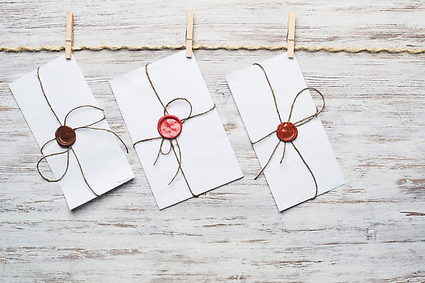 포토 JPG 해외이미지 모양 디자인 종이 밧줄 벽 컨셉 결혼식 추상 휴가 봉투 기념 아이디어 발렌타인데이 매달리기 3 사랑 미술 이벤트 사람없음 목재 장식 빨간색 갈색 시골 축하 인사 신용카드 메시지 빨랫줄 편지 질감 초대 시트 노끈 판지 제안 스타일 해외202004 해외202105 해외포토 나무 감정 줄 컬러 결혼 무늬 재료 모션 데이이벤트 문화예술 금융 예절 파일형식