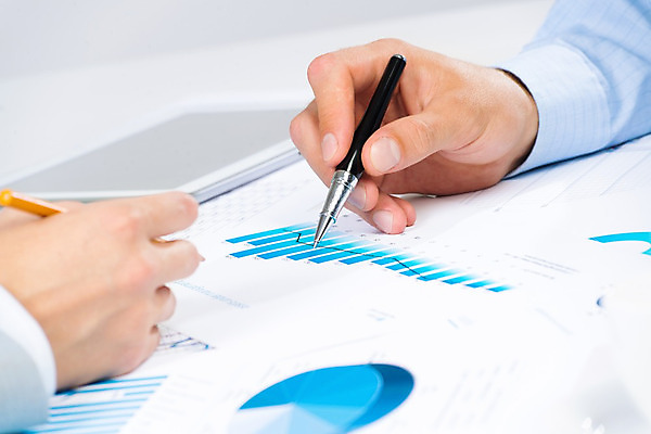 포토 JPG 해외이미지 백인 직업 여자 남자 종이 무기 컨셉 비즈니스 사업가 부분 탁자 성공 그래프 아이디어 직장 관리 사람 사람없음 금융 경제 사무실 펜 흰색 업무 작업 시장 결과 계획 강의 편지 보고서 문서 자원 회계 대출 리뷰 세미나 경제학 해외202004 해외202105 해외포토 서양인 교육 컬러 가구 회사 필기구 파일형식