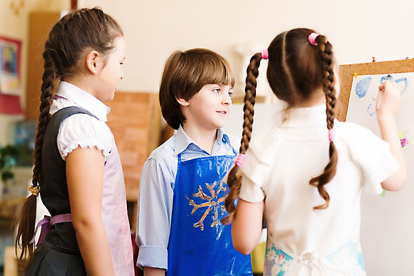 포토 JPG 해외이미지 학생 교육 어린이 교실 학교 수업 아이디어 함께함 실내 창조 미술 앉기 소년 성인 내부 두명 가로 카메라 교사 작업 도움 가르침 그룹 중앙 토론 그림 예술가 멀티 혼혈 해외202004 해외202105 해외포토 직업 남자 컨셉 모션 문화예술 사람 전자제품 다문화 파일형식