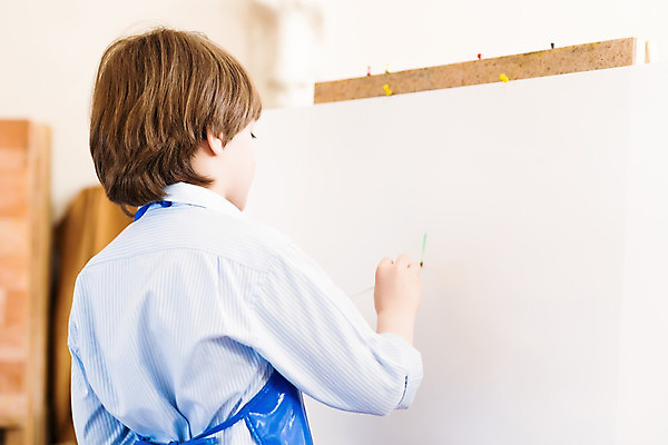 포토 JPG 해외이미지 백인 교육 행복 어린이 교실 학교 가족 수업 실내 창조 미술 한명 소년 취미 내부 학습 강사 교사 페인트 유치원 놀이방 육아 잡기 붓 그리기 그룹 클럽 그림 예술가 페인트붓 화가 개발 돌봄 초보 헬프 해외202004 해외202105 해외포토 서양인 직업 1 남자 감정 관계 모션 문화예술 사람 도움 파일형식