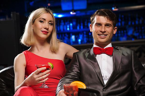 포토 JPG 해외이미지 백인 라이프스타일 커플 응시 남자 행복 얼굴 음료 휴가 휴식 기념 실내 사랑 사람 정장 성인 두명 파란색 파티 유행 식당 바 화려 고급 우아함 야간 클럽 디스코 유흥 해외202004 해외202105 해외포토 자연요소 서양인 시선 옷 감정 음악 컬러 컨셉 관계 이벤트 내부 생활 신체부위 상점 춤 파일형식