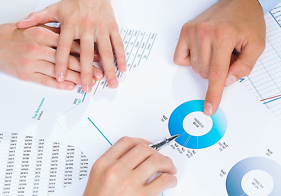 포토 JPG 해외이미지 백인 직업 여자 남자 종이 무기 컨셉 비즈니스 사업가 부분 탁자 성공 그래프 아이디어 직장 관리 사람 사람없음 금융 경제 사무실 펜 흰색 업무 작업 시장 결과 계획 강의 편지 보고서 문서 자원 회계 대출 리뷰 세미나 경제학 해외202004 해외202105 해외포토 서양인 교육 컬러 가구 회사 필기구 파일형식