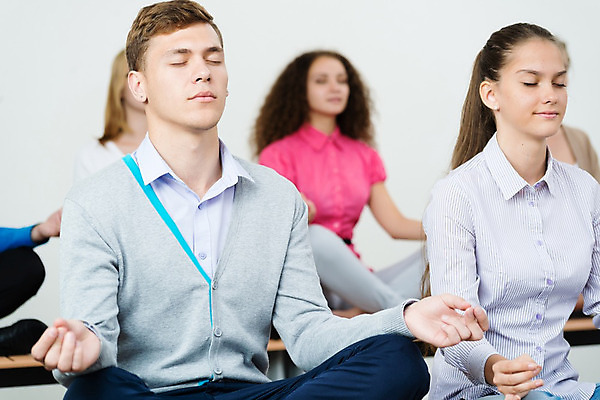 포토 JPG 해외이미지 백인 직업 라이프스타일 여자 얼굴 사업가 요가 휴식 갈색머리 직장 실내 건강 사람 앉기 여러명 20대 성인 30대 금발 사무실 운동 방 흰색 비즈니스맨 비즈니스우먼 그룹 집중 명상 해외202004 해외202105 해외포토 서양인 헤어스타일 웰빙 남자 컬러 다수 컨셉 회사 비즈니스 모션 청년 내부 생활 신체부위 장년 직장인 파일형식