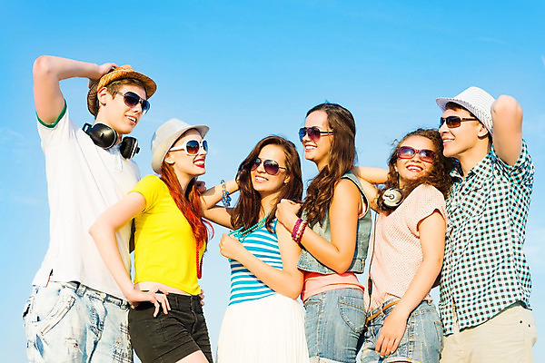 포토 JPG 해외이미지 백인 라이프스타일 커플 응시 여자 남자 행복 얼굴 음악 포옹 기념 아이디어 웃음 사람 여러명 성인 야외 파란색 친구 햇빛 태양 파티 일몰 우정 축하 춤 뜨거움 흥분 해외202004 해외202105 해외포토 자연요소 서양인 시선 감정 컬러 다수 컨셉 관계 안기 문화예술 표정 이벤트 생활 신체부위 노을 파일형식