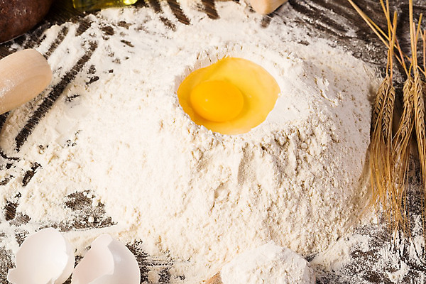 포토 JPG 해외이미지 음식 백그라운드 재료 탁자 건강 요리 사람없음 목재 갈색 노란색 쿠키 주방 계란 식사 침묵 빵집 껍질 흰색 기구 사발 아침식사 널 큼 낟알 밀 다발 굽기 오브젝트 준비 날것 슛 밀가루 덩어리 번 핸드메이드 해외202004 해외202105 해외포토 나무 빵 컬러 가구 디저트 곡류 상점 알 소리 사기그릇 크기 가루 구이 파일형식