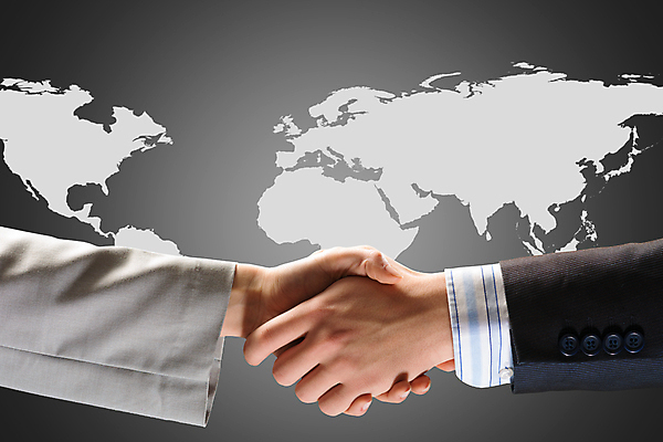 포토 JPG 해외이미지 직업 손 남자 지구 백그라운드 지도 2 비즈니스 사업가 통신 성공 협력 악수 사람 정장 사람없음 금융 파란색 세계 글로벌 사무실 지구본 평화 우정 행성 거래 흰색 축하 인사 업무 비즈니스맨 대표 심볼 계약 상업 떨림 해외202004 해외202105 해외포토 옷 컬러 컨셉 모션 손짓 신체부위 경제 친구 우주 예절 작업 직장인 파일형식