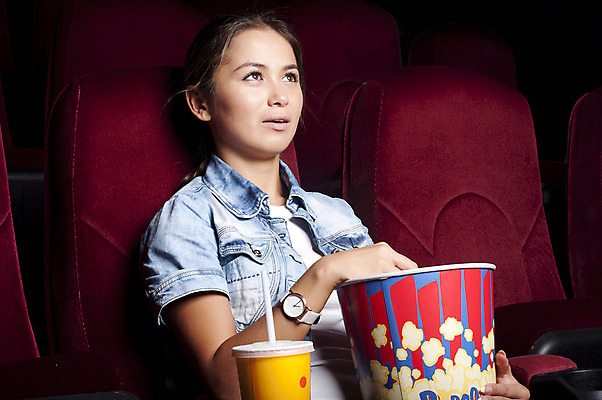 포토 JPG 해외이미지 백인 모델 라이프스타일 커플 응시 여자 안경 얼굴 컨셉 의자 미래 실내 한명 사람 앉기 성인 빨간색 3D 검은색 텔레비전 어둠 표현 관찰 야간 시원함 영화관 필름 영화 펑키 팝콘 유흥 해외202004 해외202105 해외포토 자연요소 서양인 1 시선 잡화 컬러 가구 관계 모션 문화예술 내부 생활 신체부위 전자제품 극장 디지털합성 파일형식