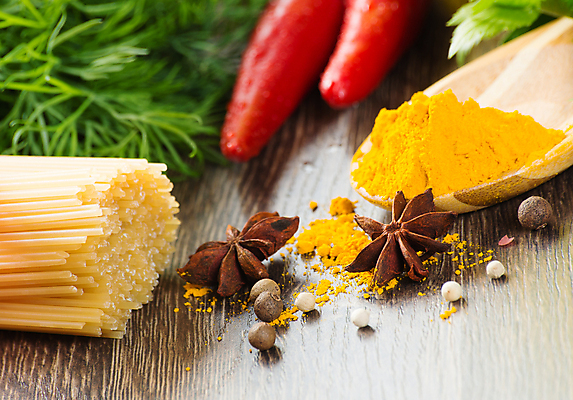 포토 JPG 해외이미지 접시 음식 채소 고추 탁자 파스타 스파게티 요리 사람없음 빨간색 초록색 갈색 식당 검은색 이탈리아 샐러드 회색 소시지 먹기 허브 향신료 후추 볼로냐 펜네 해외202004 해외202105 해외포토 식물 식기 유럽 컬러 가구 모션 서양음식 상점 가공식품 향미료 파일형식