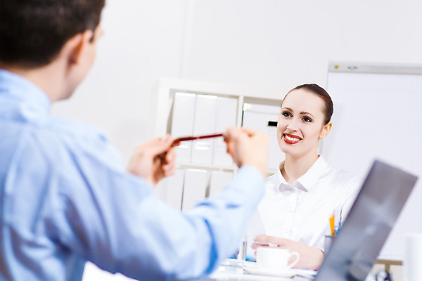 포토 JPG 해외이미지 백인 직업 여자 행복 백그라운드 2 의자 비즈니스 사업가 통신 탁자 갈색머리 실내 대화 사람 정장 성인 두명 파란색 사무실 흰색 비즈니스맨 비즈니스우먼 그룹 어플리케이션 계약 경영자 면접 약속 바쁨 책임자 소통 고용 조언 지원 해외202004 해외202105 해외포토 서양인 헤어스타일 옷 남자 감정 컬러 가구 컨셉 말하기 내부 구직 직장인 리더 채용 파일형식