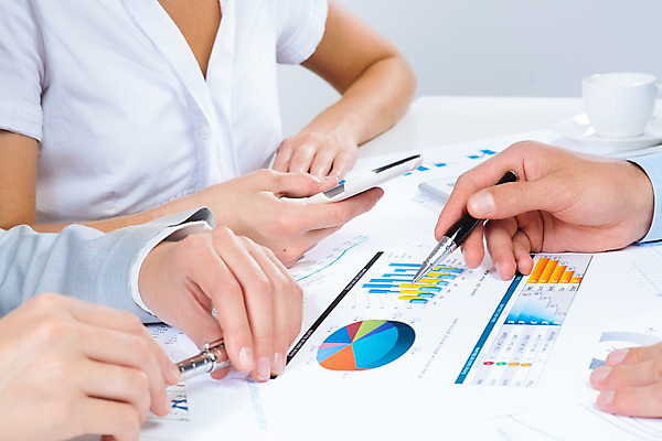 포토 JPG 해외이미지 백인 직업 여자 남자 종이 무기 컨셉 비즈니스 사업가 부분 탁자 성공 그래프 아이디어 직장 관리 사람 사람없음 금융 경제 사무실 펜 흰색 업무 작업 시장 결과 계획 강의 편지 보고서 문서 자원 회계 대출 리뷰 세미나 경제학 해외202004 해외202105 해외포토 서양인 교육 컬러 가구 회사 필기구 파일형식